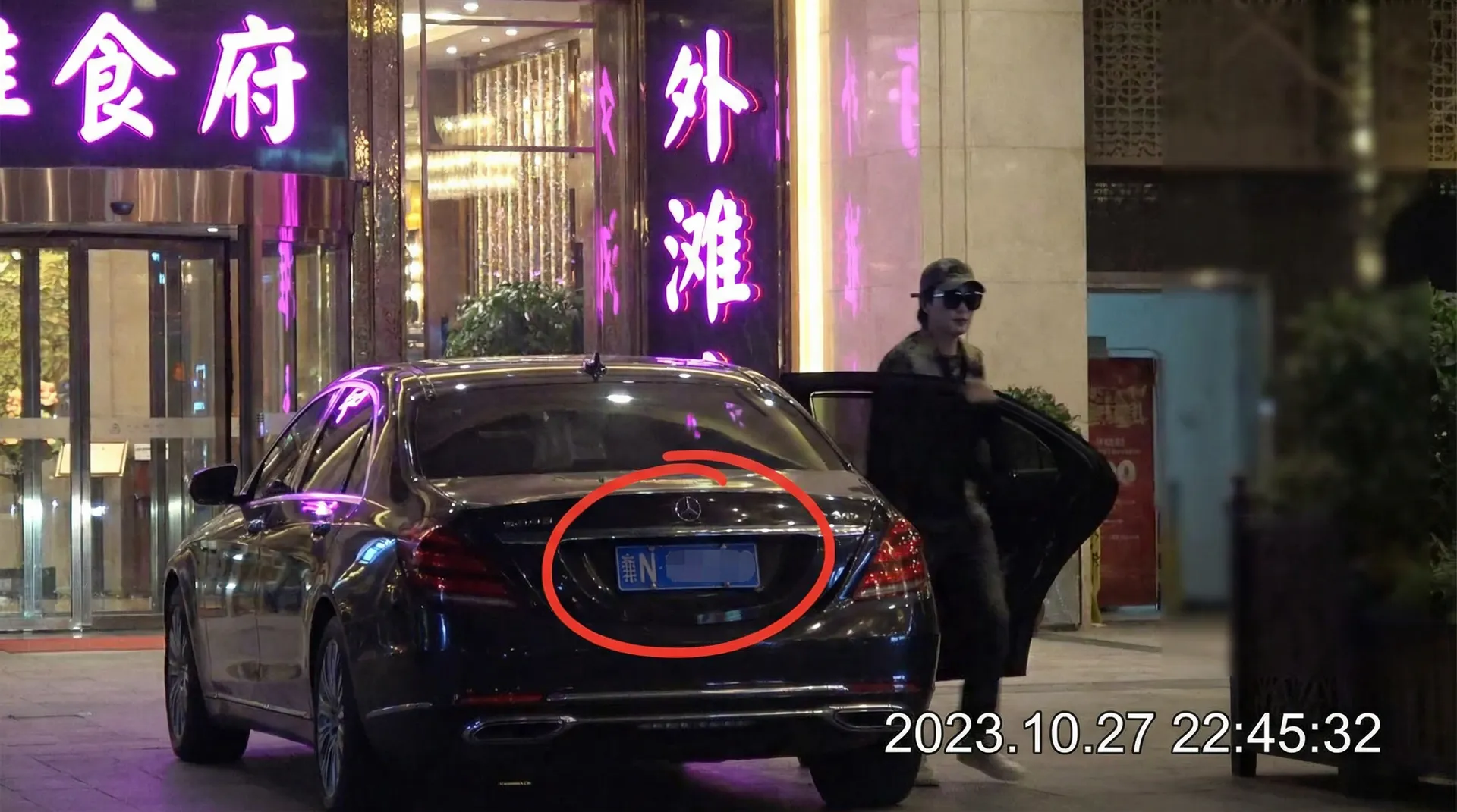 51黑料 - 最新爆料精选，热门内容一站查看 - 豪车餐厅外偷拍
